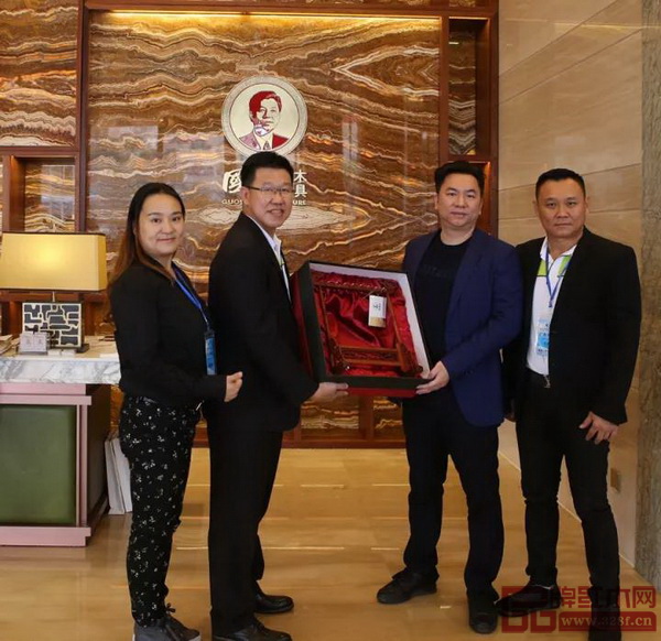 馬中友好協(xié)會企業(yè)交流團(tuán)與國壽紅木雙方代表進(jìn)行禮物交換儀式