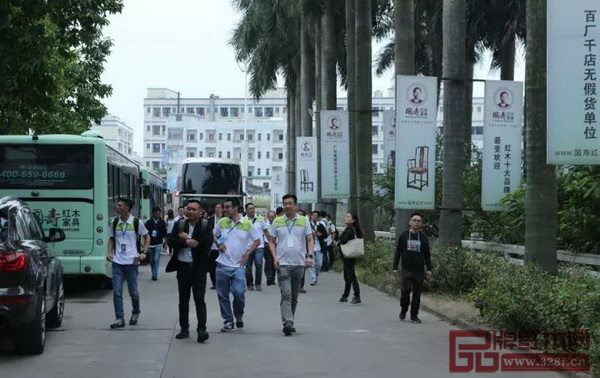 馬中友好協(xié)會企業(yè)交流團(tuán)參觀國壽紅木工廠