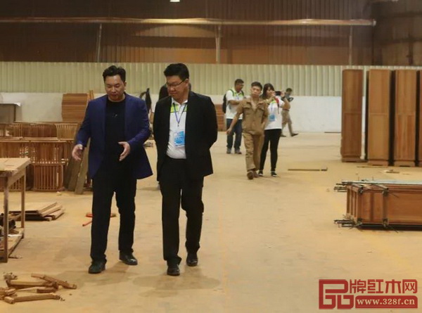 國壽紅木總經(jīng)理陳衛(wèi)棠（左）向馬來西亞家具總會理事長拿督蔡志賢（右）介紹國壽紅木家具工藝