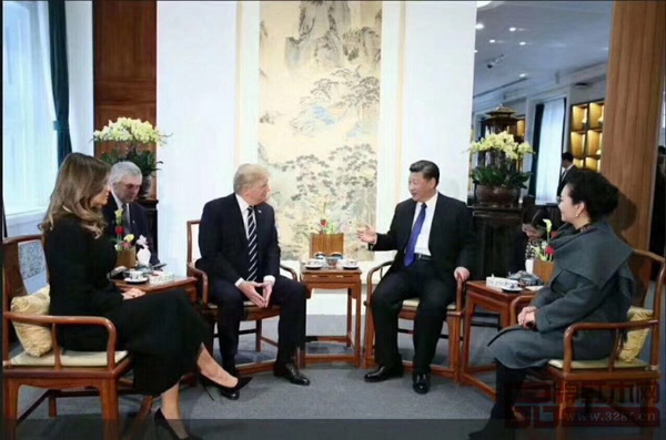 國家主席習(xí)近平和夫人彭麗媛在故宮博物院寶蘊(yùn)樓迎接來華進(jìn)行國事訪問的美國總統(tǒng)特朗普和夫人梅拉尼婭 國家主席習(xí)近平和夫人彭麗媛在故宮博物院寶蘊(yùn)樓迎接來華進(jìn)行國事訪問的美國總統(tǒng)特朗普和夫人梅拉尼婭