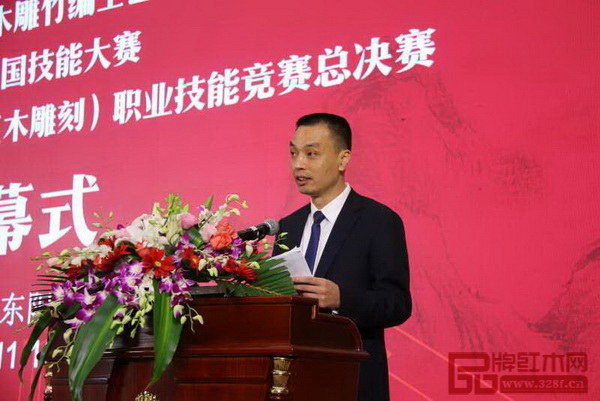 東陽市副市長蔣震雷為開幕儀式致辭并作《中國（東陽）木雕紅木產(chǎn)業(yè)發(fā)展報(bào)告》