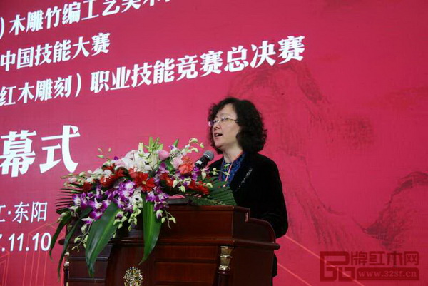 中國工藝美術(shù)協(xié)會(huì)常務(wù)副會(huì)長張紅在開幕式上致辭
