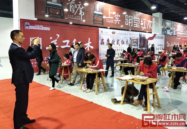 東陽市副市長蔣震雷(左一)在技能競賽環(huán)節(jié)現(xiàn)場觀看并記錄選手們的比賽情況 東陽市副市長蔣震雷(左一)在技能競賽環(huán)節(jié)現(xiàn)場觀看并記錄選手們的比賽情況