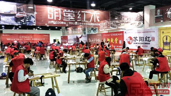2017年中國技能大賽——“明堂紅木杯”全國家具(紅木雕刻)職業(yè)技能競賽總決賽在浙江東陽開幕 2017年中國技能大賽——“明堂紅木杯”全國家具(紅木雕刻)職業(yè)技能競賽總決賽在浙江東陽開幕
