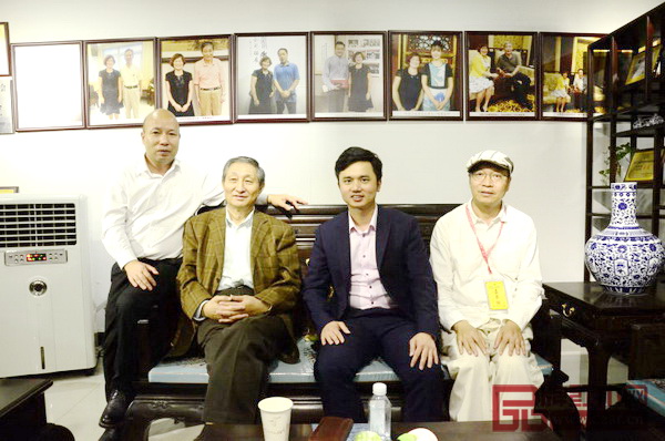 全聯(lián)藝術(shù)紅木家具專業(yè)委員會專家顧問、原故宮博物院文保科技部主任曹靜樓（左二），全聯(lián)藝術(shù)紅木家具專業(yè)委員會專家顧問、教育部《家具設(shè)計與制造》專業(yè)帶頭人彭亮（右一），全聯(lián)藝術(shù)紅木家具專業(yè)委員會執(zhí)行會長、弘木傳媒CEO林偉華（右二）蒞臨新會古典家具城·博覽中心豪盛紅木與豪盛紅木董事長黃永豪共同探討廣作家具