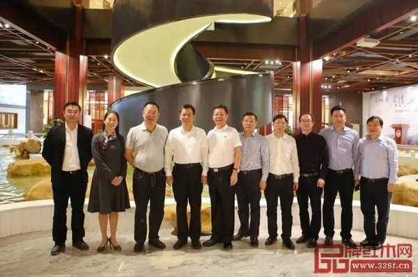 桂陽縣委書記彭生智（左四），桂陽縣委常委、宣傳部部長鄧艷紅（左二），桂陽縣工業(yè)園管委會黨工委書記張社軍（右五），桂陽縣委辦常務副主任歐陽育軍（右四），桂陽縣接待處主任楊杰（右一），桂陽縣商務局局長肖曉飛（右三），廣東省家具協(xié)會副會長袁世豪（左三），中國傳統(tǒng)工藝大師、國壽紅木董事長陳國壽（左五），國壽紅木副董事長陳淦凡（左一）、總經(jīng)理陳衛(wèi)棠（右二）于國壽紅木藝術館室內園林合影