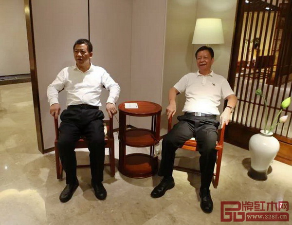 桂陽縣委書記彭生智（左）與中國傳統(tǒng)工藝大師、國壽紅木董事長陳國壽（右）同坐《國壽椅》