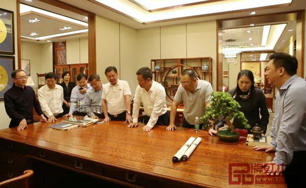 國壽紅木總經(jīng)理陳衛(wèi)棠（右一）為考察團一行人介紹國壽紅木家具結構