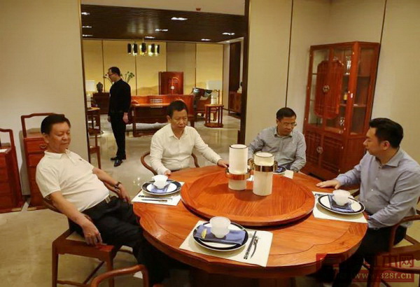 桂陽縣委書記彭生智（左四），中國傳統(tǒng)工藝大師、國壽紅木董事長陳國壽（左五），國壽紅木總經(jīng)理陳衛(wèi)棠（右二）就國壽紅木藝術館進行討論