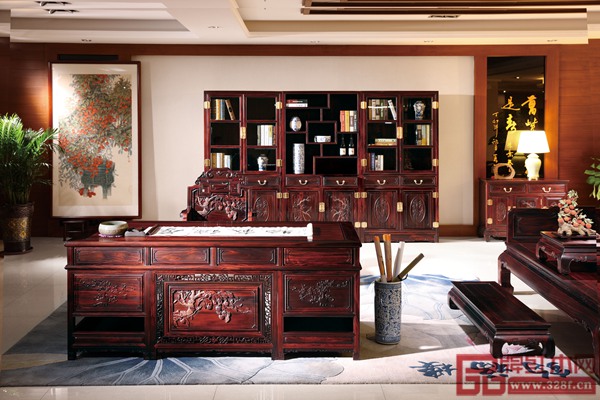 在深刻理解傳統(tǒng)文化的基礎(chǔ)上，鈞福樓工匠將紅木家具不斷改進(jìn)形成品牌特色與優(yōu)勢(shì)（鈞福樓——《鴻運(yùn)當(dāng)頭書房系列》）