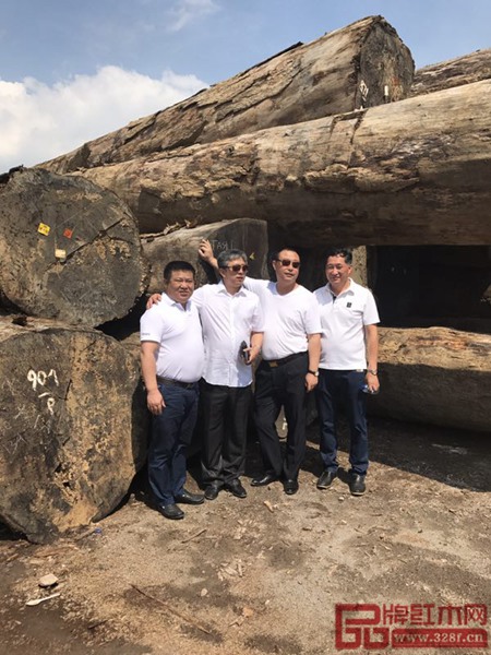 鈞福樓董事長(zhǎng)李錦先（左一）考察印尼木材工廠