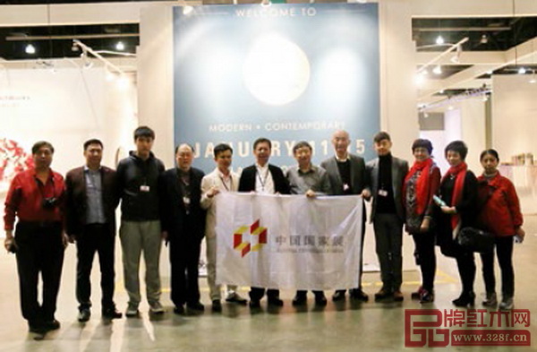 2017年,中國(guó)傳統(tǒng)工藝大師赴美亮相“美國(guó)洛杉磯國(guó)際藝術(shù)博覽會(huì)中國(guó)國(guó)家展”,也曾引爆好萊塢藝術(shù)名流界和中國(guó)紅木行業(yè) 2017年,中國(guó)傳統(tǒng)工藝大師赴美亮相“美國(guó)洛杉磯國(guó)際藝術(shù)博覽會(huì)中國(guó)國(guó)家展”,也曾引爆好萊塢藝術(shù)名流界和中國(guó)紅木行業(yè)