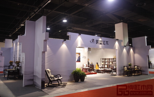 明堂紅木位于第十二屆東博會(huì)現(xiàn)場(chǎng)的展位 明堂紅木位于第十二屆東博會(huì)現(xiàn)場(chǎng)的展位