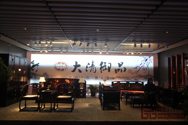 家具精美、布置典雅大清御品東博會(huì)展廳布置得古色古香 家具精美、布置典雅大清御品東博會(huì)展廳布置得古色古香