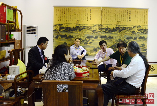 全聯(lián)藝術(shù)紅木家具專業(yè)委員會(huì)專家顧問(wèn)團(tuán)蒞臨廣作紅木研究院，與廣作紅木研究院院長(zhǎng)尹付林就“廣作”紅木文化和新會(huì)紅木家具產(chǎn)業(yè)發(fā)展做交流