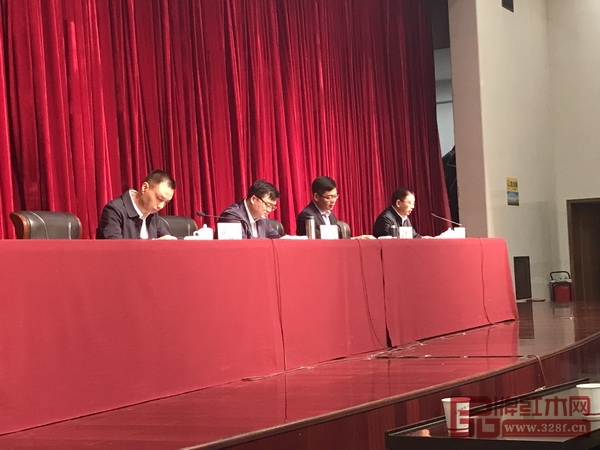 金華市副市長(zhǎng)東陽(yáng)市市委書(shū)記黃敏（左二）在會(huì)上強(qiáng)調(diào)要為企業(yè)營(yíng)造公正、公平、透明的環(huán)境