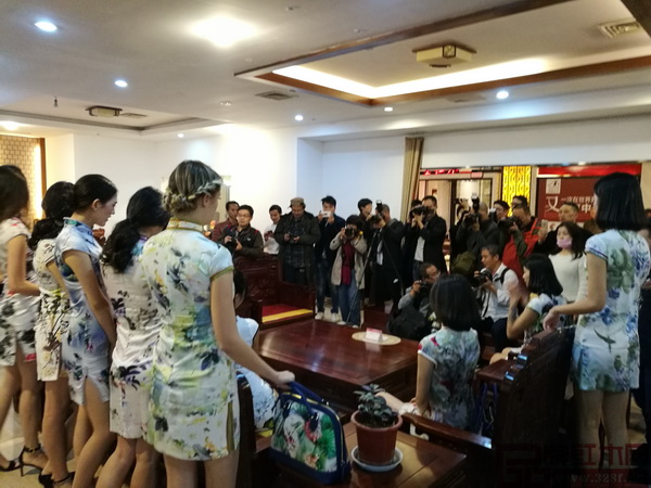 攝影師們緊張為名模拍照 攝影師們緊張為名模拍照