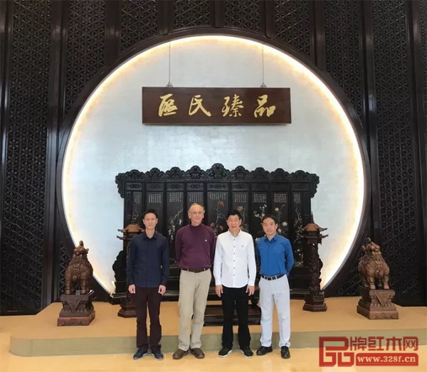 著名中國(guó)古家具收藏家、研究學(xué)者柯惕思（左二）、《中國(guó)傳統(tǒng)家具》雜志總編鄧雪松（右一）造訪區(qū)氏臻品，董事長(zhǎng)區(qū)勝春（右二）、總經(jīng)理區(qū)錦澤（左一）親自接待兩位來(lái)賓
