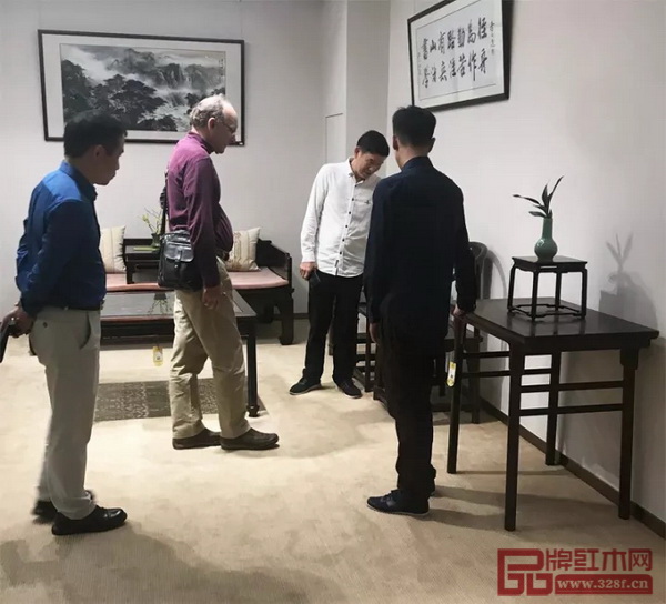 著名中國(guó)古家具收藏家、研究學(xué)者柯惕思（左二）參觀區(qū)氏臻品明清家具藝術(shù)館