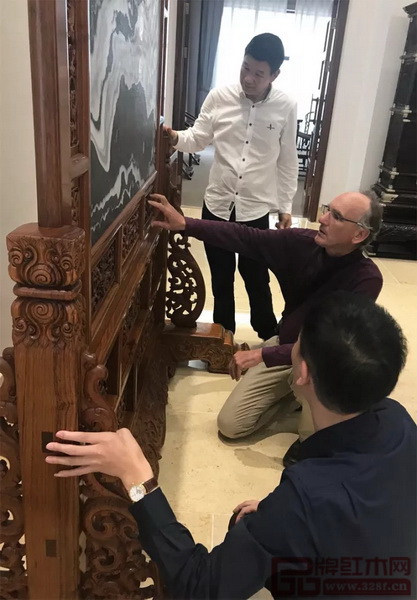 著名中國(guó)古家具收藏家、研究學(xué)者柯惕思參觀區(qū)氏臻品明清家具藝術(shù)館