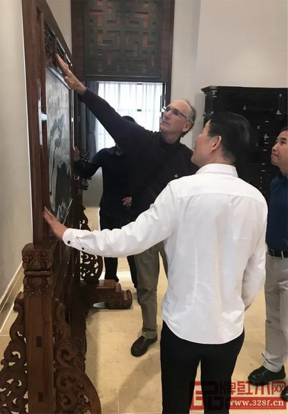 著名中國(guó)古家具收藏家、研究學(xué)者柯惕思參觀區(qū)氏臻品明清家具藝術(shù)館