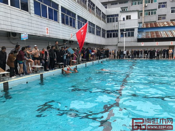 東陽(yáng)市首屆“御乾堂杯”冬泳挑戰(zhàn)賽現(xiàn)場(chǎng) 東陽(yáng)市首屆“御乾堂杯”冬泳挑戰(zhàn)賽現(xiàn)場(chǎng)