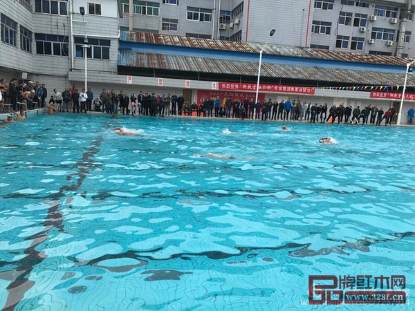 比賽現(xiàn)場(chǎng)選手激烈角逐 比賽現(xiàn)場(chǎng)選手激烈角逐