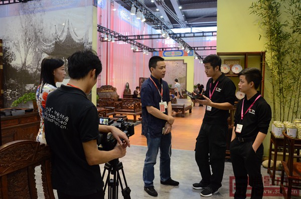 孔連紅木總經(jīng)理李金龍(右三)正在接受央視采訪 孔連紅木總經(jīng)理李金龍(右三)正在接受央視采訪