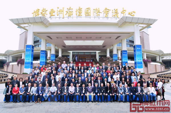 第六屆中國(guó)紅木家具品牌大會(huì)在海南博鰲亞洲論壇國(guó)際會(huì)議中心隆重舉行，與會(huì)嘉賓合影留念