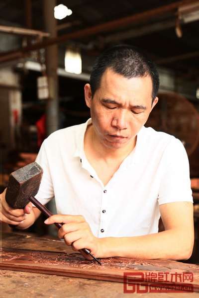 中國傳統(tǒng)工藝大師、波記家具董事長伍建波自小學(xué)習(xí)木工技藝,精通木工活 中國傳統(tǒng)工藝大師、波記家具董事長伍建波自小學(xué)習(xí)木工技藝,精通木工活