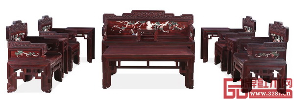 中國傳統(tǒng)工藝大師、波記家具董事長伍建波作品《小葉紫檀·鑲玉石提子寶座沙發(fā)》獲得“2017匠心最美·明清古典家具金獎” 中國傳統(tǒng)工藝大師、波記家具董事長伍建波作品《小葉紫檀·鑲玉石提子寶座沙發(fā)》獲得“2017匠心最美·明清古典家具金獎”