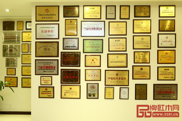 一路走來,波記家具憑借先進(jìn)的管理經(jīng)驗(yàn)、雄厚的技術(shù)力量、成熟的服務(wù)體系、強(qiáng)大的品牌優(yōu)勢和誠信為本的經(jīng)營理念,在同行中脫穎而出,持續(xù)收獲了諸多榮譽(yù) 一路走來,波記家具憑借先進(jìn)的管理經(jīng)驗(yàn)、雄厚的技術(shù)力量、成熟的服務(wù)體系、強(qiáng)大的品牌優(yōu)勢和誠信為本的經(jīng)營理念,在同行中脫穎而出,持續(xù)收獲了諸多榮譽(yù)