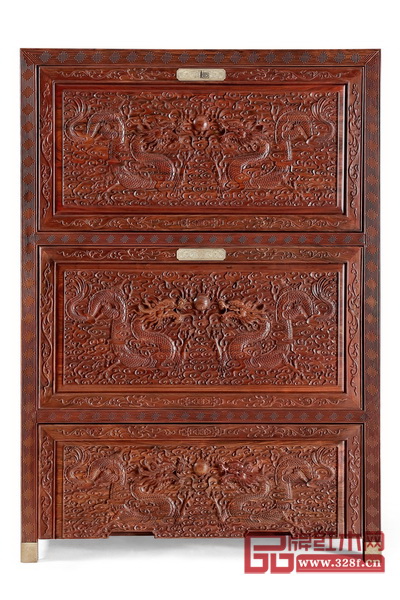中國傳統(tǒng)工藝大師、波記家具董事長伍建波作品《大紅酸枝雕龍畫柜》榮獲“2015 廣東省工藝美術(shù)廣作家具精品” 中國傳統(tǒng)工藝大師、波記家具董事長伍建波作品《大紅酸枝雕龍畫柜》榮獲“2015 廣東省工藝美術(shù)廣作家具精品”