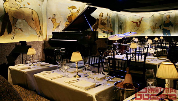 紅木家具與現(xiàn)代、西式風(fēng)格融合的餐廳具有獨特魅力