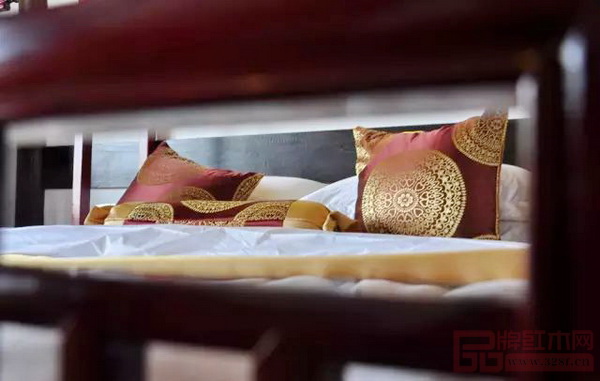 以品牌體驗間概念打造的酒店臥房更能突顯紅木家具不同的意境美、文化美