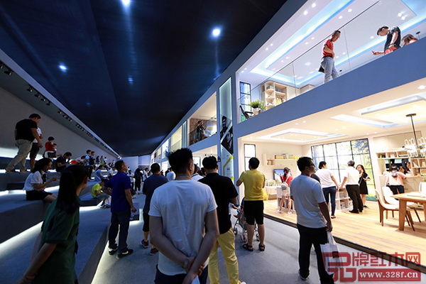 MINI盒子樣板間前聚集大量參觀者 MINI盒子樣板間前聚集大量參觀者