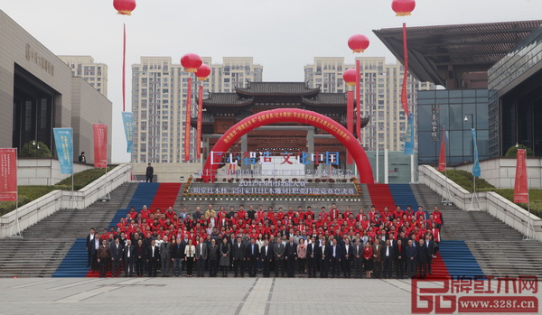 2017年中國(guó)技能大賽全國(guó)家具(紅木雕刻)職業(yè)技能競(jìng)賽總決賽主辦方、承辦方、協(xié)辦單位領(lǐng)導(dǎo),八大賽區(qū)負(fù)責(zé)人及選手在中國(guó)木雕博物館前合影留念 2017年中國(guó)技能大賽全國(guó)家具(紅木雕刻)職業(yè)技能競(jìng)賽總決賽主辦方、承辦方、協(xié)辦單位領(lǐng)導(dǎo),八大賽區(qū)負(fù)責(zé)人及選手在中國(guó)木雕博物館前合影留念