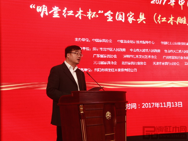 金華市副市長(zhǎng)、東陽(yáng)市市委書(shū)記黃敏在表彰大會(huì)上做發(fā)言 金華市副市長(zhǎng)、東陽(yáng)市市委書(shū)記黃敏在表彰大會(huì)上做發(fā)言