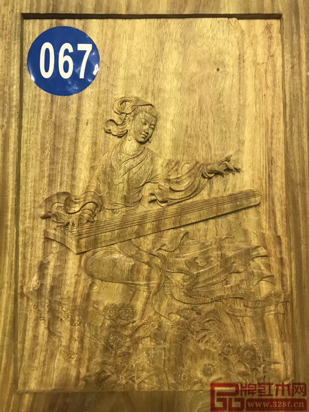 黃志勤筆下的作品裙帶飄風(fēng),顧盼有神是木雕作品中的神筆 黃志勤筆下的作品裙帶飄風(fēng),顧盼有神是木雕作品中的神筆