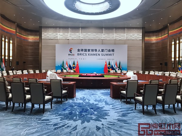 明堂紅木為金磚國家領(lǐng)導(dǎo)人第九次會(huì)晤主會(huì)場(chǎng)制作的紅木家具會(huì)議桌 明堂紅木為金磚國家領(lǐng)導(dǎo)人第九次會(huì)晤主會(huì)場(chǎng)制作的紅木家具會(huì)議桌