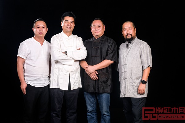 新明紅木大師團(tuán)隊(duì),從左至右依次是空間整裝設(shè)計(jì)師唐建國、中國傳統(tǒng)工藝大師、新明紅木董事長張新民、高級(jí)工藝美術(shù)大師、首屆中國木雕狀元、中國木雕藝術(shù)大師夏浪、平面形象設(shè)計(jì)師包陽飛 新明紅木大師團(tuán)隊(duì),從左至右依次是空間整裝設(shè)計(jì)師唐建國、中國傳統(tǒng)工藝大師、新明紅木董事長張新民、高級(jí)工藝美術(shù)大師、首屆中國木雕狀元、中國木雕藝術(shù)大師夏浪、平面形象設(shè)計(jì)師包陽飛