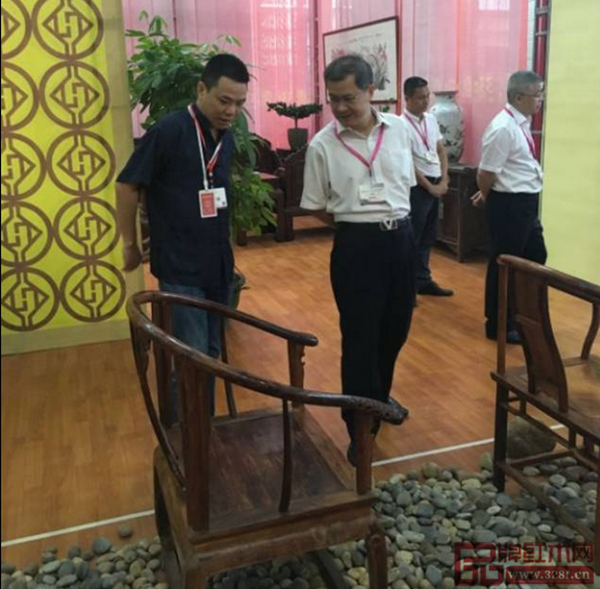 深圳紅木藝術(shù)展孔連紅木總經(jīng)理李金龍帶領(lǐng)領(lǐng)導(dǎo)參觀孔連紅木展廳 深圳紅木藝術(shù)展孔連紅木總經(jīng)理李金龍帶領(lǐng)領(lǐng)導(dǎo)參觀孔連紅木展廳
