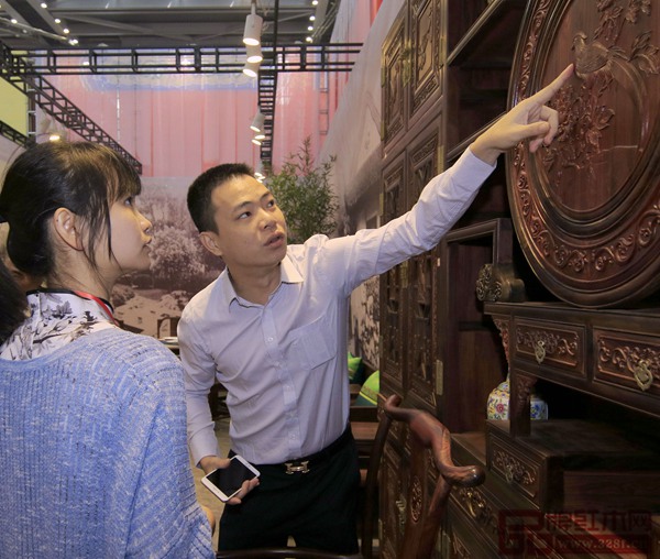孔連紅木總經(jīng)理李金龍向銷售團(tuán)隊(duì)講解紅木雕刻知識(shí) 孔連紅木總經(jīng)理李金龍向銷售團(tuán)隊(duì)講解紅木雕刻知識(shí)