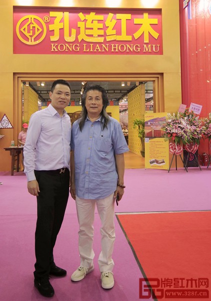 孔連紅木總經(jīng)理李金龍與中國工藝美術(shù)協(xié)會(huì)副理事長、中國傳統(tǒng)家具專業(yè)委員會(huì)副主任伍炳亮(右一)合影 孔連紅木總經(jīng)理李金龍與中國工藝美術(shù)協(xié)會(huì)副理事長、中國傳統(tǒng)家具專業(yè)委員會(huì)副主任伍炳亮(右一)合影