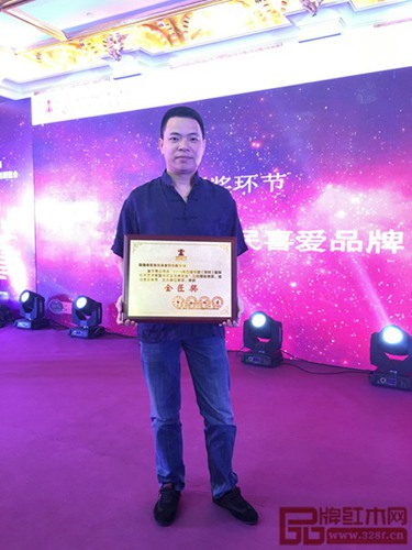 孔連紅木榮獲2016年第四屆中國(深圳)國際紅木藝術(shù)展暨新中式生活博覽會(huì)金匠獎(jiǎng),圖為孔連紅木總經(jīng)理李金龍領(lǐng)獎(jiǎng) 孔連紅木榮獲2016年第四屆中國(深圳)國際紅木藝術(shù)展暨新中式生活博覽會(huì)金匠獎(jiǎng),圖為孔連紅木總經(jīng)理李金龍領(lǐng)獎(jiǎng)