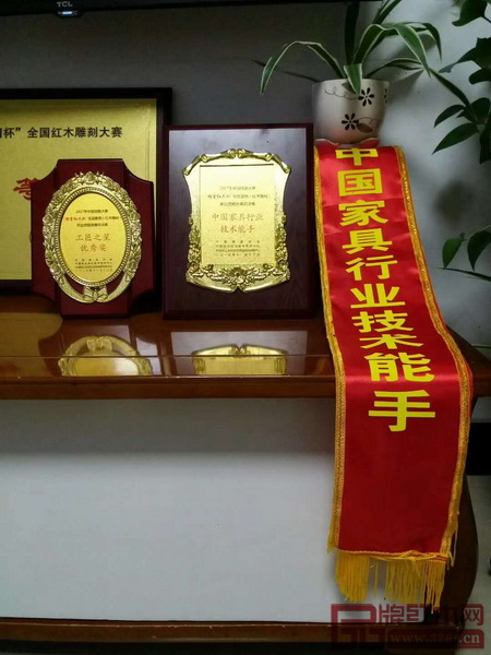 孔連紅木的兩名工匠在全國紅木雕刻總決賽中喜獲 “工匠之星優(yōu)秀獎”