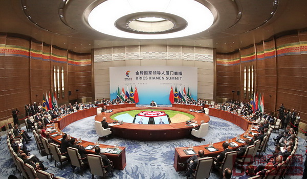 從金磚國(guó)家領(lǐng)導(dǎo)人廈門會(huì)晤(上圖)到中美兩國(guó)元首故宮會(huì)晤(下圖),中國(guó)紅木家具亮相國(guó)內(nèi)外交舞臺(tái) 從金磚國(guó)家領(lǐng)導(dǎo)人廈門會(huì)晤(上圖)到中美兩國(guó)元首故宮會(huì)晤(下圖),中國(guó)紅木家具亮相國(guó)內(nèi)外交舞臺(tái)