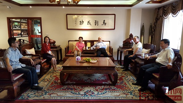 全國政協(xié)副主席厲無畏（右三）及浙江省政協(xié)辦公廳副巡視員周進（左一）、浙江省金華市政協(xié)副主席榮安華（右一）與御乾堂董事長馬海軍（右二）、總經(jīng)理馬姣姣（左二）親切會談