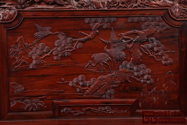 重視景物細節(jié)的刻畫，御乾堂紅木保證每件家具都是精品