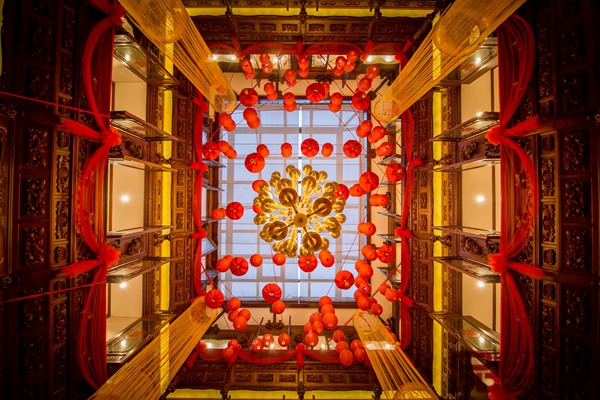 圖三1浙江藝術(shù)紫檀博物館館長(zhǎng)李曉東送給女兒一場(chǎng)夢(mèng)幻、莊嚴(yán)、古典的中式婚禮